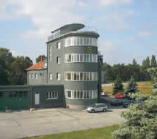 der neu aufgebaute Tower des Lausitzflugplatz